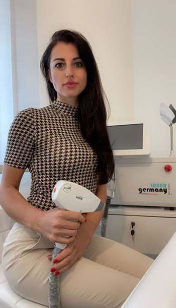 Lena Michel, Inhaberin des Laser-Beauty-Studios, mit dem Handstück des Diodenlasers im Behandlungsraum